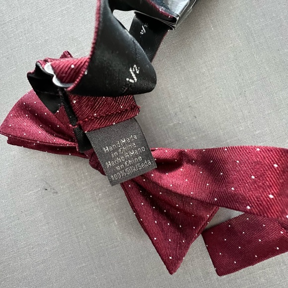 NWT Vince Camuto bow tie - pre-tied burgundy red silk men’s tie - Picture 3 of 6